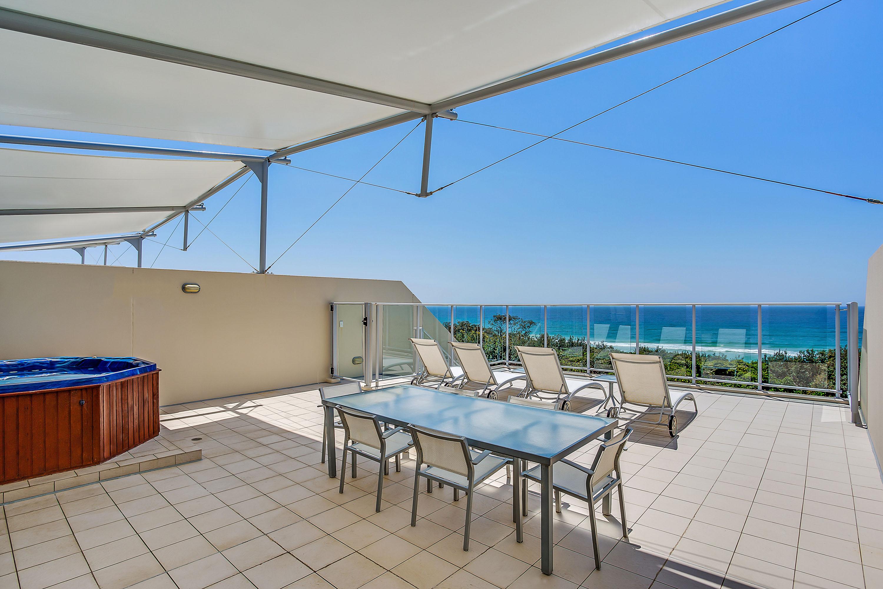 Peppers Salt Resort & Spa Kingscliff Kültér fotó Rooftop pool at the Mantra Crown Towers