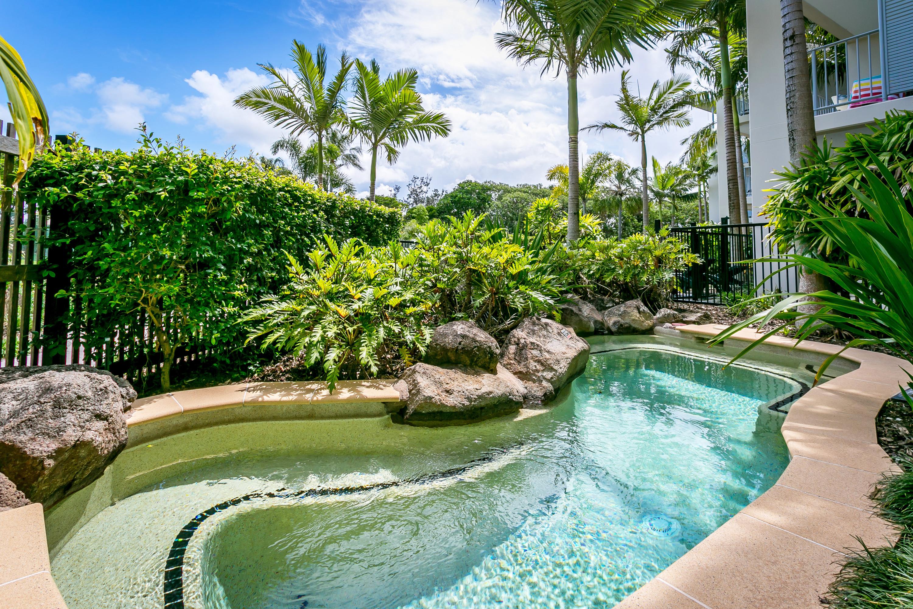 Peppers Salt Resort & Spa Kingscliff Kültér fotó A pool in a private home