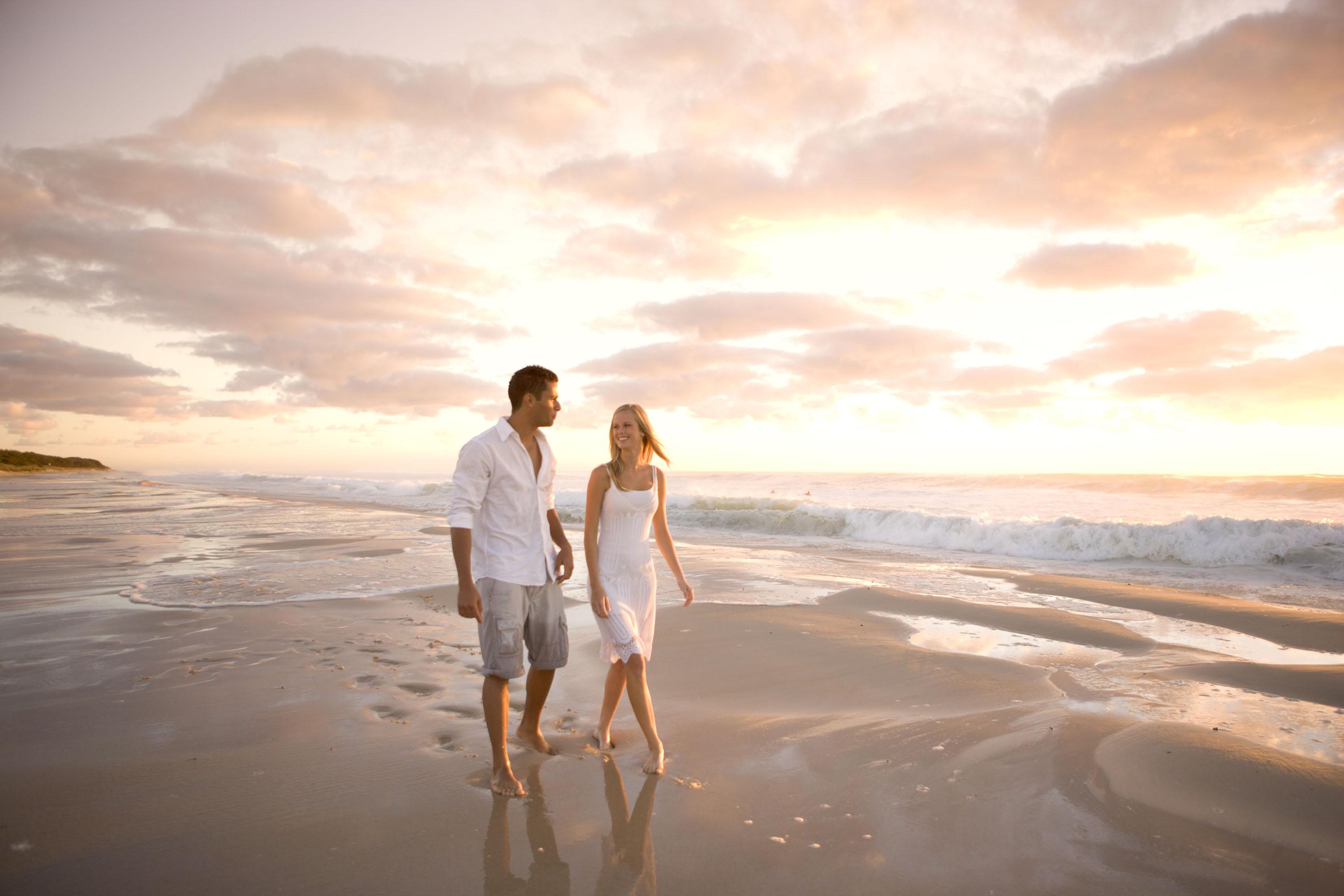 Peppers Salt Resort & Spa Kingscliff Kültér fotó A couple walking on a beach